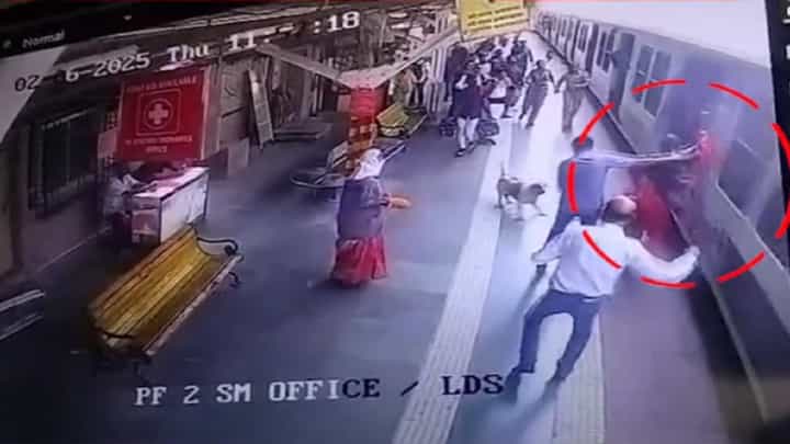 Wadala Stn Video : लोकलमधून उतरताना ओढणी दुसऱ्याच्या बॅगेत अडकली अन्..., CCTV बघून तुम्हाला भरेल धडकी Wadala Stn Video : लोकलमधून उतरताना ओढणी दुसऱ्याच्या बॅगेत अडकली अन्..., CCTV बघून तुम्हाला भरेल धडकी