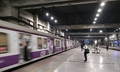 रेल्वे स्टेशनवर एकटीच बसली होती... जीआरपीने विचारलं कुठून आलीस?; माहिती ऐकून चेहरा लालबुंद