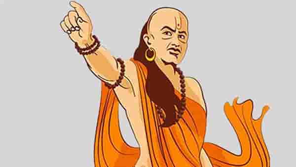 Chanakya Niti : आर्य चाणक्य म्हणतात जर तुम्हाला श्रीमंत व्हायच असेल तर हे 3 गुण तुमच्याकडे पाहिजेतच