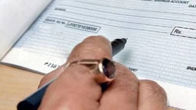 Chequeच्या खाली हे 7 नंबर का लिहिले जातात? खास कारण माहीत असायलाच हवं