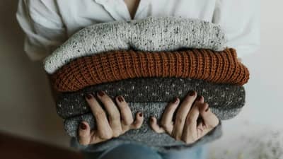 हिवाळ्यातील उबदार कपडे पॅक करताना या गोष्टी ठेवा लक्षात, चमक राहील नव्यासारखी