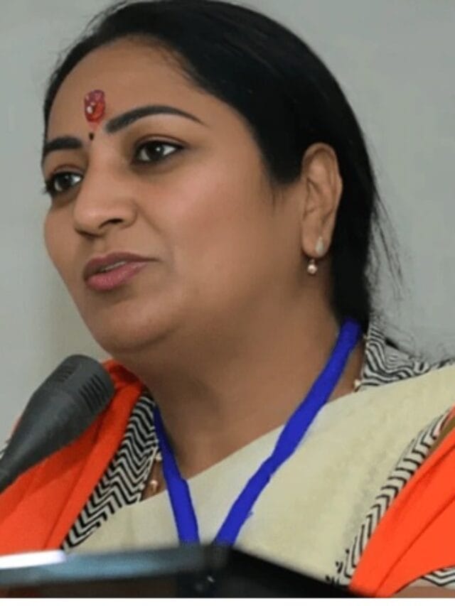 दिल्लीच्या नव्या CM रेखा गुप्ता किती शिकल्या आहेत ?