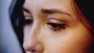 पुरुषांपेक्षा महिलांना का जास्त रडू येते ? यामागचे विज्ञान काय ?