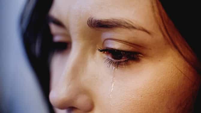 पुरुषांपेक्षा महिलांना का जास्त रडू येते ? यामागचे विज्ञान काय ?