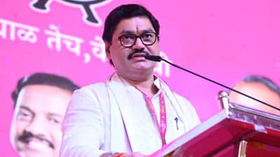 धनंजय मुंडेंना Bells palsy दुर्मिळ आजाराचे निदान, सलग दोन मिनिटही बोलता येत नसल्याची माहिती