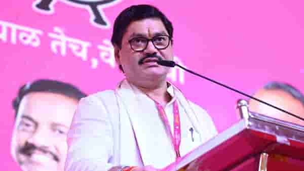 Dhananjay Munde supporters Video : ‘कार्यकर्ते गुन्हे करतात त्याची शिक्षा साहेबांना का?’, राजीनाम्यानंतर मुंडे समर्थक नाराज