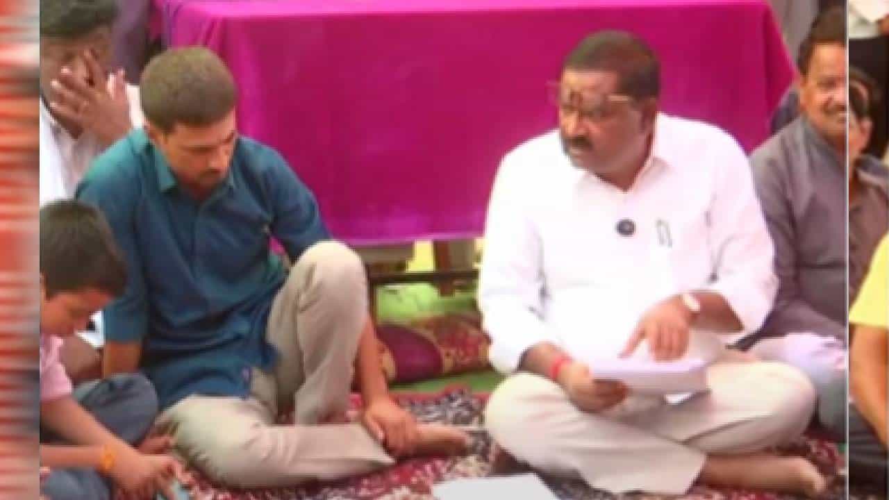 सुरेश धस मस्साजोगमध्ये, देशमुख कुटुंबियंची भेट घेतल्यानंतर म्हणाले...