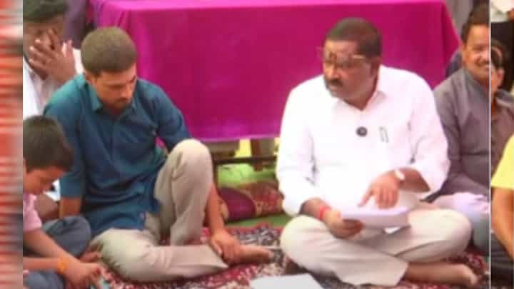 सुरेश धस मस्साजोगमध्ये, देशमुख कुटुंबियंची भेट घेतल्यानंतर म्हणाले... सुरेश धस मस्साजोगमध्ये, देशमुख कुटुंबियंची भेट घेतल्यानंतर म्हणाले...