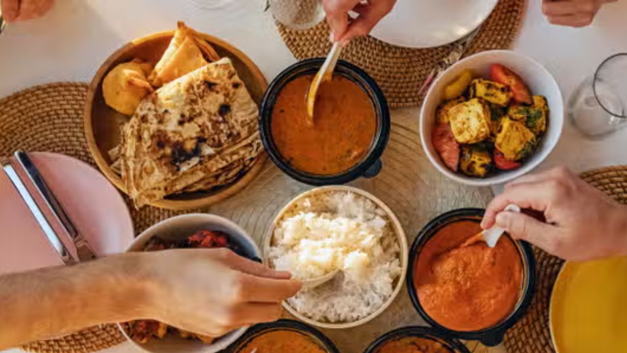 नास्ता सकाळी उठल्यानंतर दोन तासांत केले पाहिजे. दुपारचे जेवण 1 ते 2 वाजे दरम्यान केले पाहिजे. संध्याकाळचे जेवण 7 वाजेपूर्वी केले पाहिजे. कधी उशीर झाला तर 8 पर्यंत संध्याकाळचे जेवण करत येईल. 