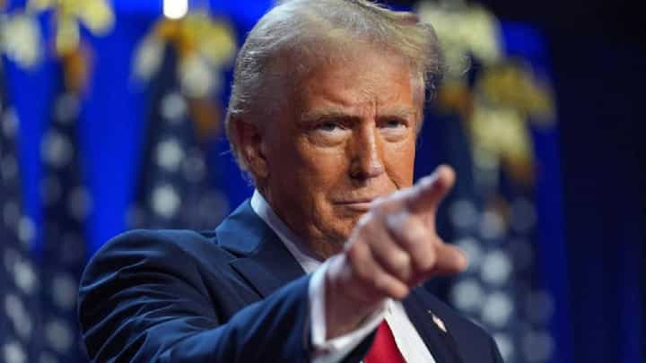 Donald Trump Tariff : ट्रम्प टॅरिफवरून व्यापारयुद्ध भडकलं, अमेरिकेच्या धमकीनंतर चीननंही वटारले डोळे Donald Trump Tariff : ट्रम्प टॅरिफवरून व्यापारयुद्ध भडकलं, अमेरिकेच्या धमकीनंतर चीननंही वटारले डोळे