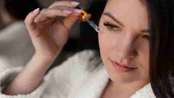 Night Skinacare: चमकदार त्वचेसाठी रात्री चेहऱ्यावर या तेलाचा वापर, पिंपल्स आणि पिग्मेंटेशनच्या समस्या होतील छुमंतर....