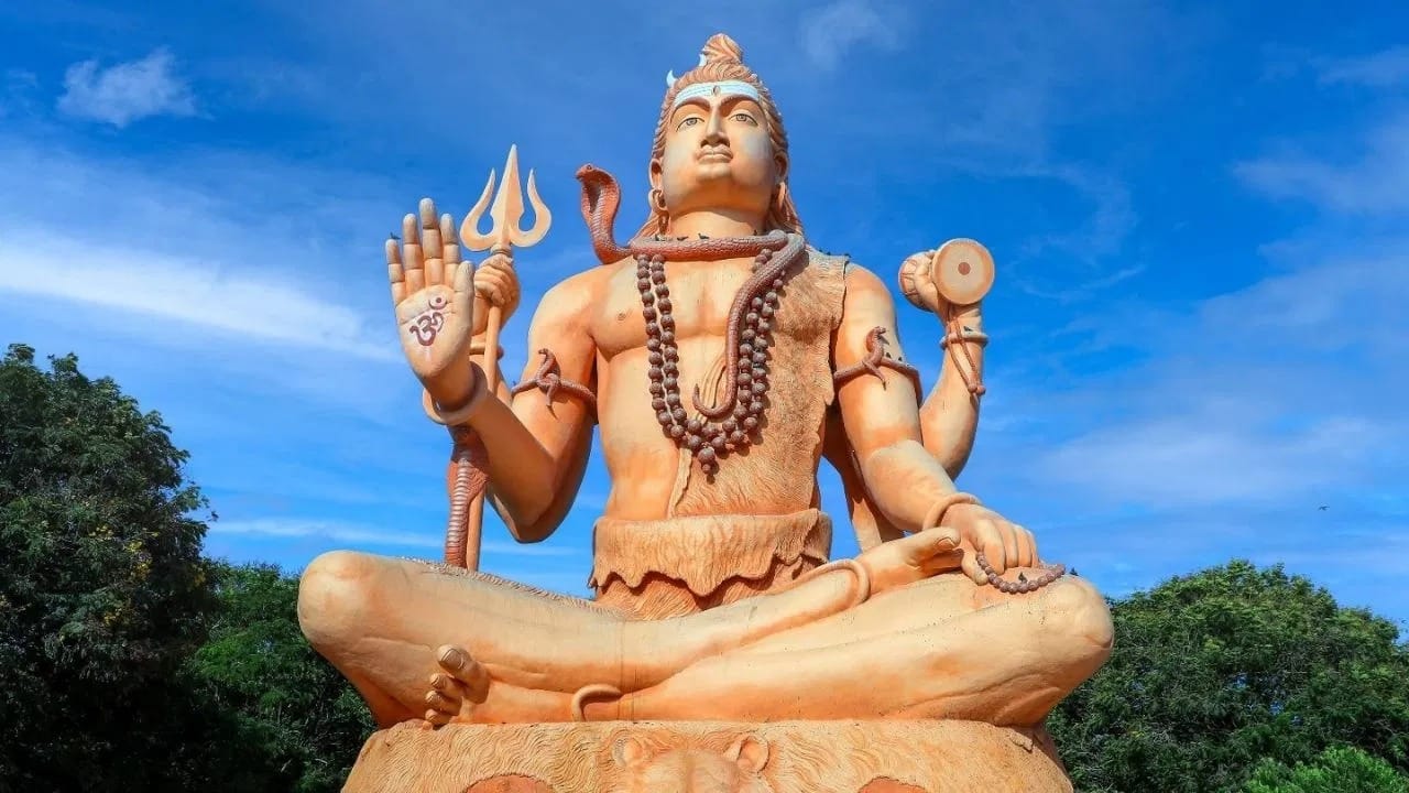 महाशिवरात्रीचे महत्त्व अफाट आहे, असेही म्हटले जाते की पहिले ज्योतिर्लिंग देखील शिवरात्रीच्या दिवशीच प्रकट झाले होते. काही लोक शिवरात्रीला महारात्री असेही म्हणतात. महाशिवरात्रीला चार टप्प्यात पूजा केली जाते.