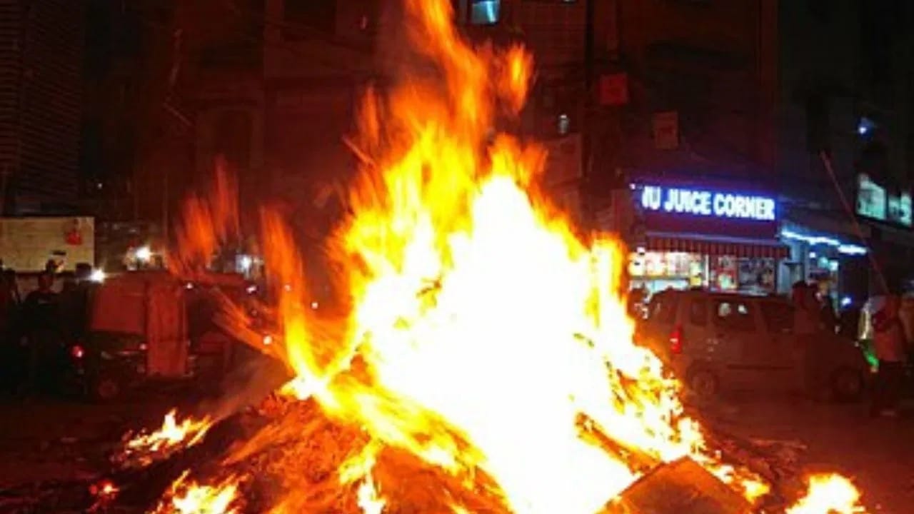 होळीचे दहन देखील रात्री होते. याशिवाय, नवरात्रीचा उत्सव रात्री देखील साजरा केला जातो. वैज्ञानिक मान्यतेनुसार, जेव्हा आपण रात्री मंत्राचा जप करतो, तेव्हा तो लाटांचे रूप धारण करून देवाकडे जातो आणि आपल्या इच्छा पूर्ण होतात. रात्रीच्या वेळी आवाज दिवसापेक्षा जास्त दूर जातो, जे रात्रीचे महत्त्व असण्याचे एक कारण असू शकते.