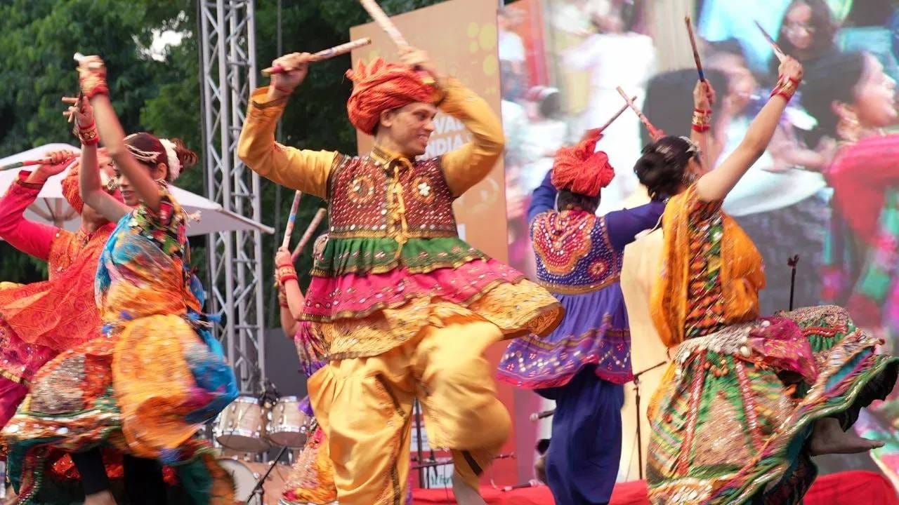 नवरात्रोत्सव रात्री देखील साजरा केला जातो. नवरात्रीचे नऊ दिवस संपूर्ण देशात रात्रीच कार्यक्रमाचं आयोजन केलं जातं. गरबा नृत्य हे खास करून रात्रीच केलं जातं. या उत्सवात सर्व जाती धर्माचे लोक सहभागी होतात.