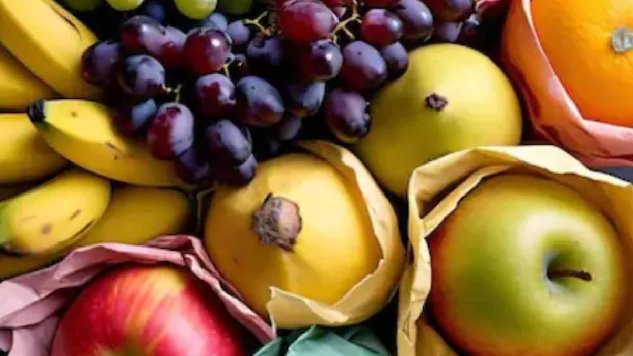 फळ विक्रेते फळं नेहमी पेपरमध्येच का गुंडाळून ठेवतात? जाणून घ्या यामागचे रंजक कारण फळ विक्रेते फळं नेहमी पेपरमध्येच का गुंडाळून ठेवतात? जाणून घ्या यामागचे रंजक कारण