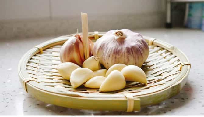 लसूण सोलून फ्रीजमध्ये ठेवणे योग्य की अयोग्य? तज्ञांकडून जाणून घ्या