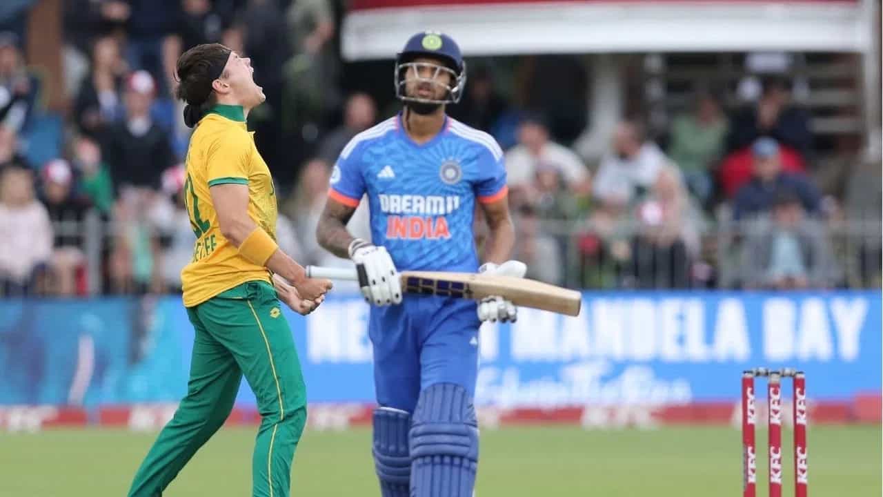 Champions Trophy मधून तगडा खेळाडू आऊट, टीमला डबल झटका, वनडे सीरिजमधूनही क्लिन बोल्ड