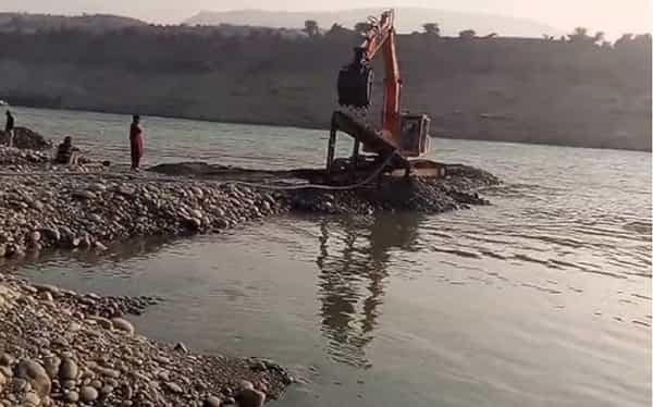 पाकिस्तानचे वृत्तपत्र डॉनच्या बातमीनुसार येथील लोक दिवसभर नदीच्या तळाचा गाळ उपसत आहेत. आणि बादल्या भरुन सोने वाहून घरी नेण्याचा प्रयत्न करीत आहेत. या माती आणि वाळूतून स्लुईस मॅटचा वापर करुन त्यातून सोनं काढण्याचा प्रयत्न करीत आहे.