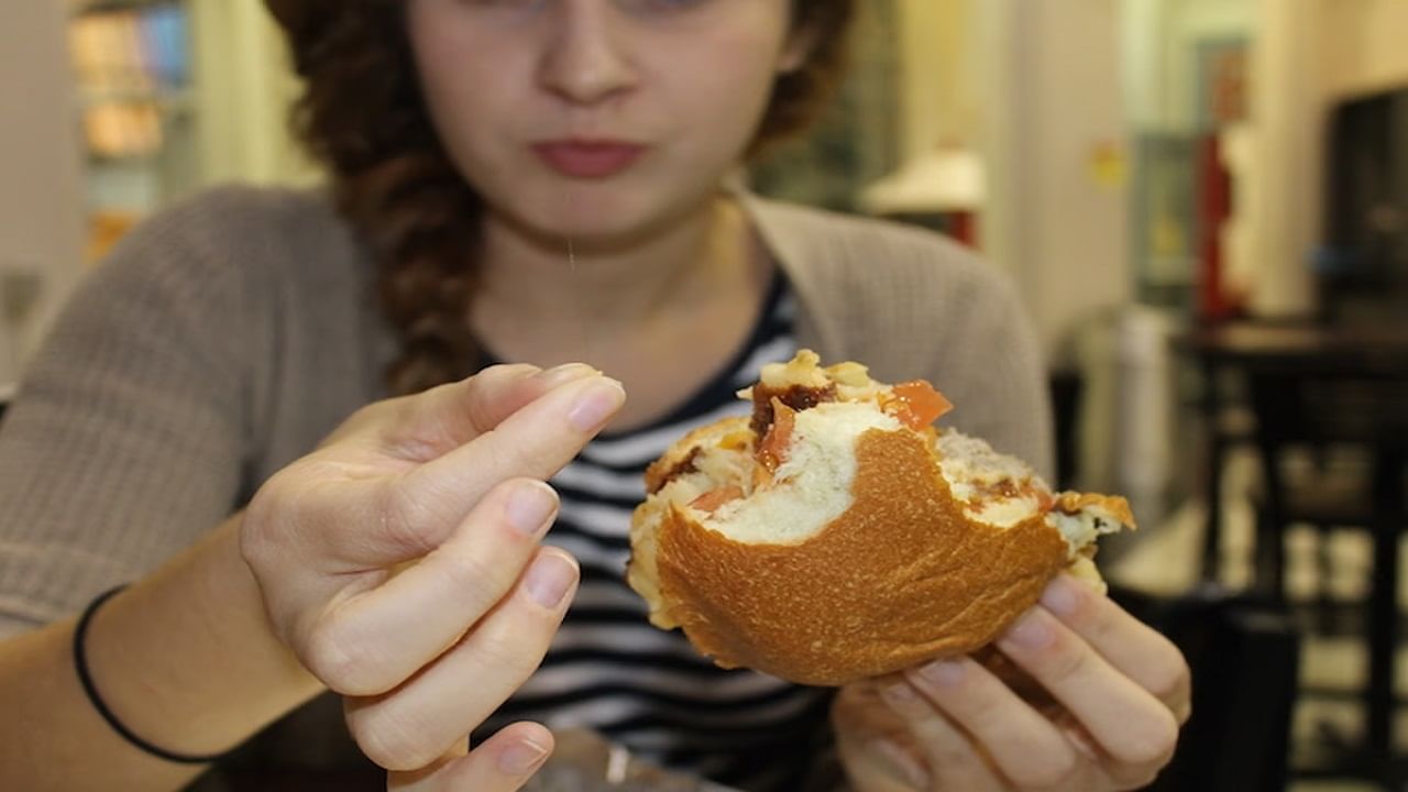 ज्योतिषशास्त्रात हे पितरांच्या नाराजीचे लक्षण मानलं जातं. हे पुन्हा पुन्हा तेव्हाच घडते जेव्हा तुमचा एखादा पूर्वज रागावतो आणि तुम्ही त्यांच्या शांतीसाठी काही उपाय करत नाही.