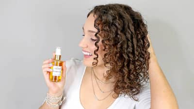 कुरळे केसांसाठी बेस्ट आहेत हे हेअर ऑइल, व्हॉल्यूम राहील अबाधित