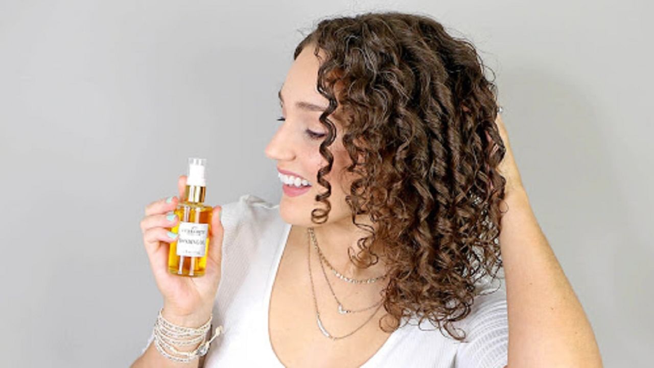 कुरळे केसांसाठी बेस्ट आहेत 'हे' हेअर ऑइल, व्हॉल्यूम राहील अबाधित