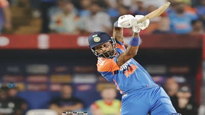 Hardik Pandya : 4 षटकार-4 चौकार, 8 बॉलमध्ये 40 रन्स, हार्दिकची स्फोटक बॅटिंग, विराटचा रेकॉर्ड ब्रेक