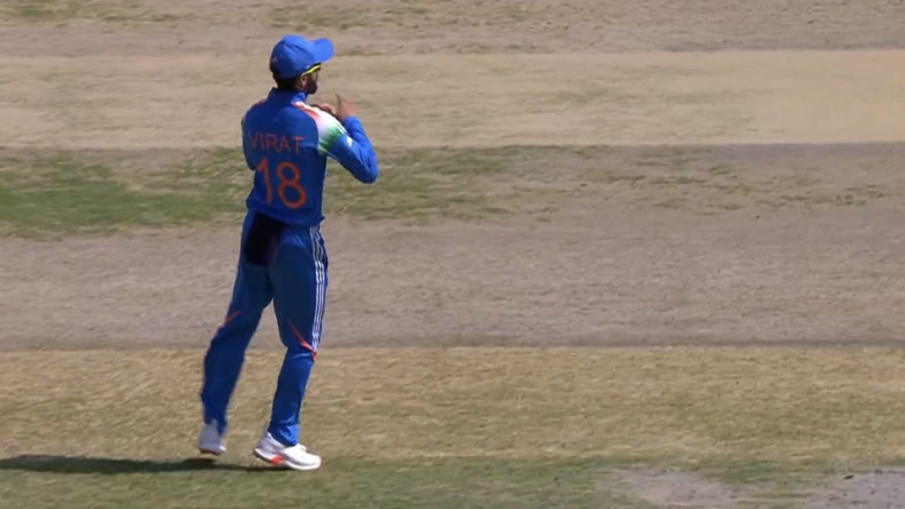 विराट टीम इंडियाकडून सर्वाधिक कॅच घेणारा संयुक्तरित्या पहिला खेळाडू ठरलाय. विराटने माजी कर्णधार मोहम्मद अझहरुद्दीन याच्या विक्रमाची बरोबरी केली. 