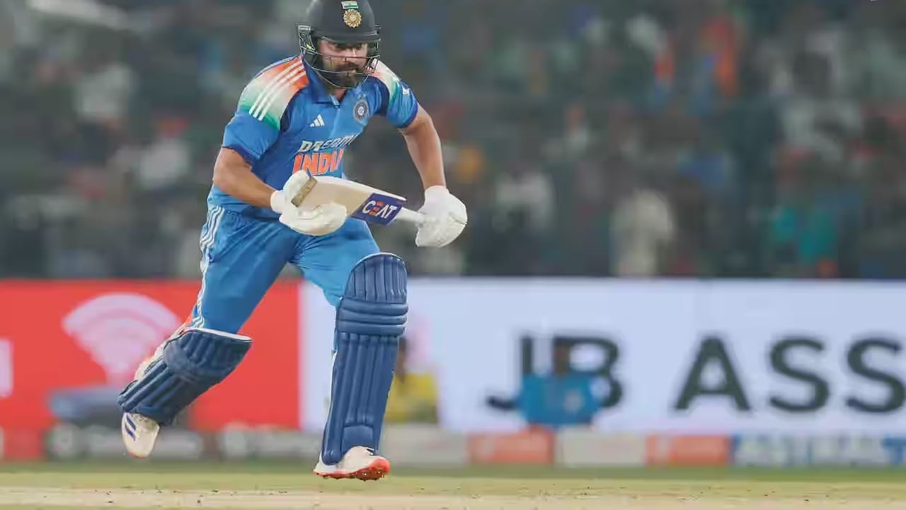 टीम इंडियाने कटकमधील बाराबती स्टेडियममध्ये झालेला दुसरा सामना 4 विकेट्सने जिंकला. कर्णधार रोहित शर्मा याने मॅचविनिंग खेळी केली. रोहितने स्फोटक शतकी खेळी केली. रोहितने 119 धावा केल्या.  (Photo Credit : Bcci)