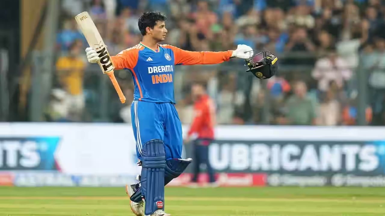 अभिषेकने या खेळी दरम्यान अवघ्या 37 चेंडूत शतक झळकावलं. अभिषेक यासह टी 20i क्रिकेटमध्ये वेगवान शतक करणारा टीम इंडियाचा दुसरा फलंदाज ठरला. टीम इंडियाकडून वेगवान शतकांचा विक्रम हा माजी कर्णधार रोहित शर्मा याच्या नावावर आहे. रोहितने 35 बॉलमध्ये वेगवान शतक केलं होतं.  (Photo Credit : Bcci)