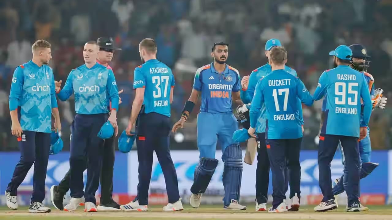 दरम्यान टीम इंडिया इंग्लंडविरुद्धच्या एकदिवसीय मालिकेत 2-0 अशा फरकाने आघाडीवर आहे. उभयसंघातील तिसरा आणि अंतिम सामना हा  बुधवारी 12 फेब्रुवारीला होणार आहे. (Photo Credit : Bcci)