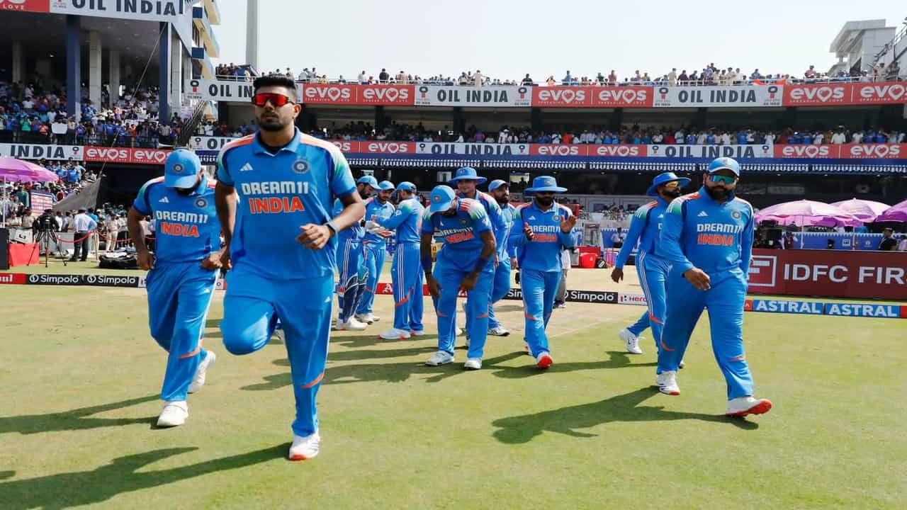 टीम इंडियाने चॅम्पियन्स ट्रॉफीआधी इंग्लंडविरुद्धची एकदिवसीय मालिका जिंकली आहे. टीम इंडिया 3 सामन्यांच्या मालिकेत 2-0 ने आघाडीवर आहे. तर तिसरा सामना हा 12 फेब्रुवारीला अहमदाबादमधील नरेंद्र मोदी स्टेडियममध्ये खेळवण्यात येणार आहे. कॅप्टन रोहित तिसऱ्या सामन्यासाठी प्लेइंग ईलेव्हनमध्ये 3 बदल करु शकतो.