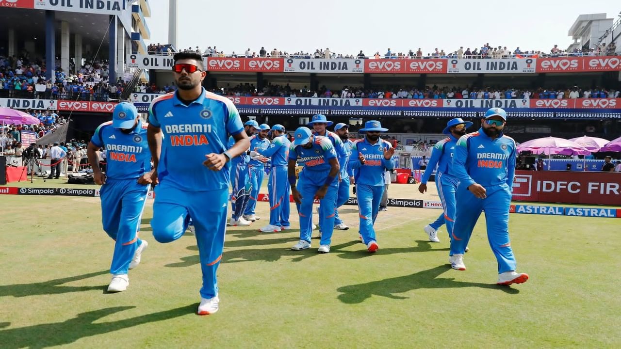 टीम इंडियाने चॅम्पियन्स ट्रॉफीआधी इंग्लंडविरुद्धची एकदिवसीय मालिका जिंकली आहे. टीम इंडिया 3 सामन्यांच्या मालिकेत 2-0 ने आघाडीवर आहे. तर तिसरा सामना हा 12 फेब्रुवारीला अहमदाबादमधील नरेंद्र मोदी स्टेडियममध्ये खेळवण्यात येणार आहे. कॅप्टन रोहित तिसऱ्या सामन्यासाठी प्लेइंग ईलेव्हनमध्ये 3 बदल करु शकतो.
