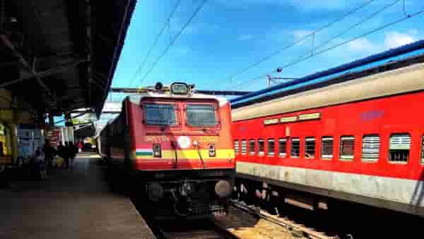 रेल्वेच्या प्रत्येक तिकीटधारकास किती मिळते सबसिडी? शेजारच्या देशांमध्ये किती आहे रेल्वे भाडे?