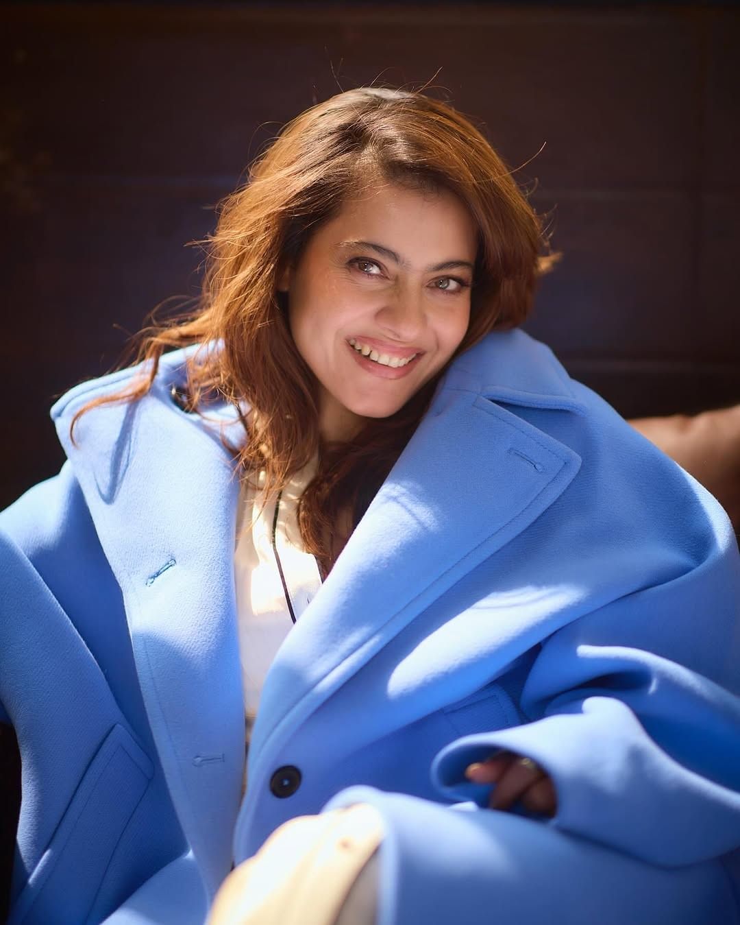 सोशल मीडियावर काजोलच्या चाहत्यांची संख्या देखील फार मोठी आहे. चाहत्यांच्या संपर्कात राहण्यासाठी अभिनेत्री कायम स्वतःचे फोटो आणि व्हिडीओ सोशल मीडियावर पोस्ट करत असते.