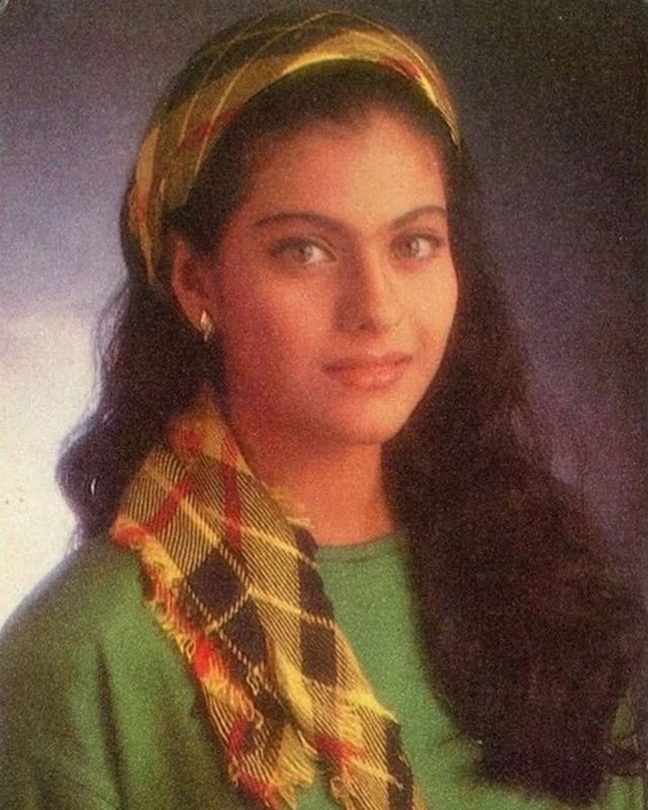 90 च्या दशकातील सिनेमे आणि सेलिब्रिटी आजही खास आहेत. त्यामध्ये अभिनेत्री काजोल हिने तर सर्वांच्या मनावर राज्य केलं होतं. 