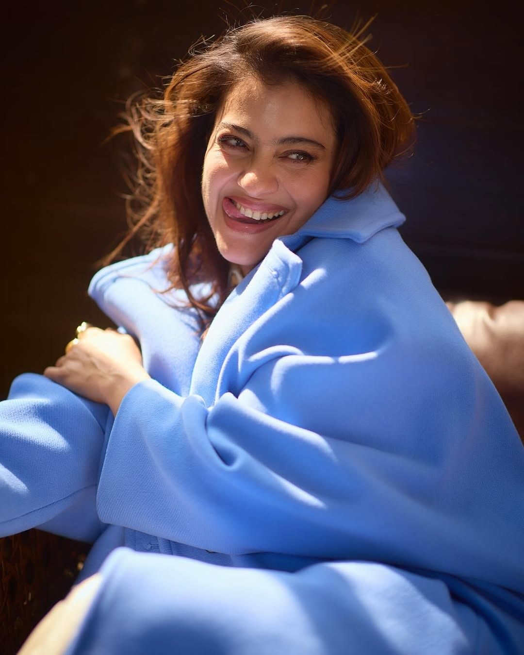  नव्या लूकमध्ये काजोल प्रचंड हॉट आणि बोल्ड दिसत आहे. दिवसागणिक अभिनेत्रीचा बोल्डनेस वाढत आहे. वयाच्या 50 व्या वर्षी देखील अभिनेत्रीचा बोल्डनेस कमी झालेला नाही.