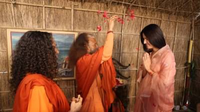 छावाच्या यशानंतर कतरिना कैफ महाकुंभमध्ये; सासूसोबत घेतलं साधूंचं दर्शन