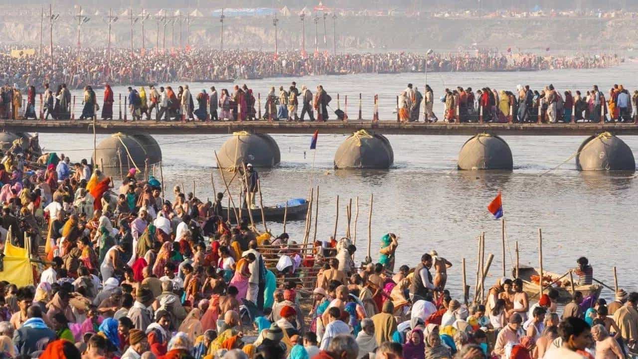 महाकुंभमधून येताच नवरा बायकोच्या खोलीत शिरला, हळूच दरवाजा उघडला आणि... असं काय घडलं तिथे?