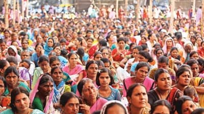 लाडक्या बहिणींना आणखी एक गिफ्ट, होळीनिमित्त महायुती सरकारच्या निर्णयाने बहिणींच्या आनंदात भर