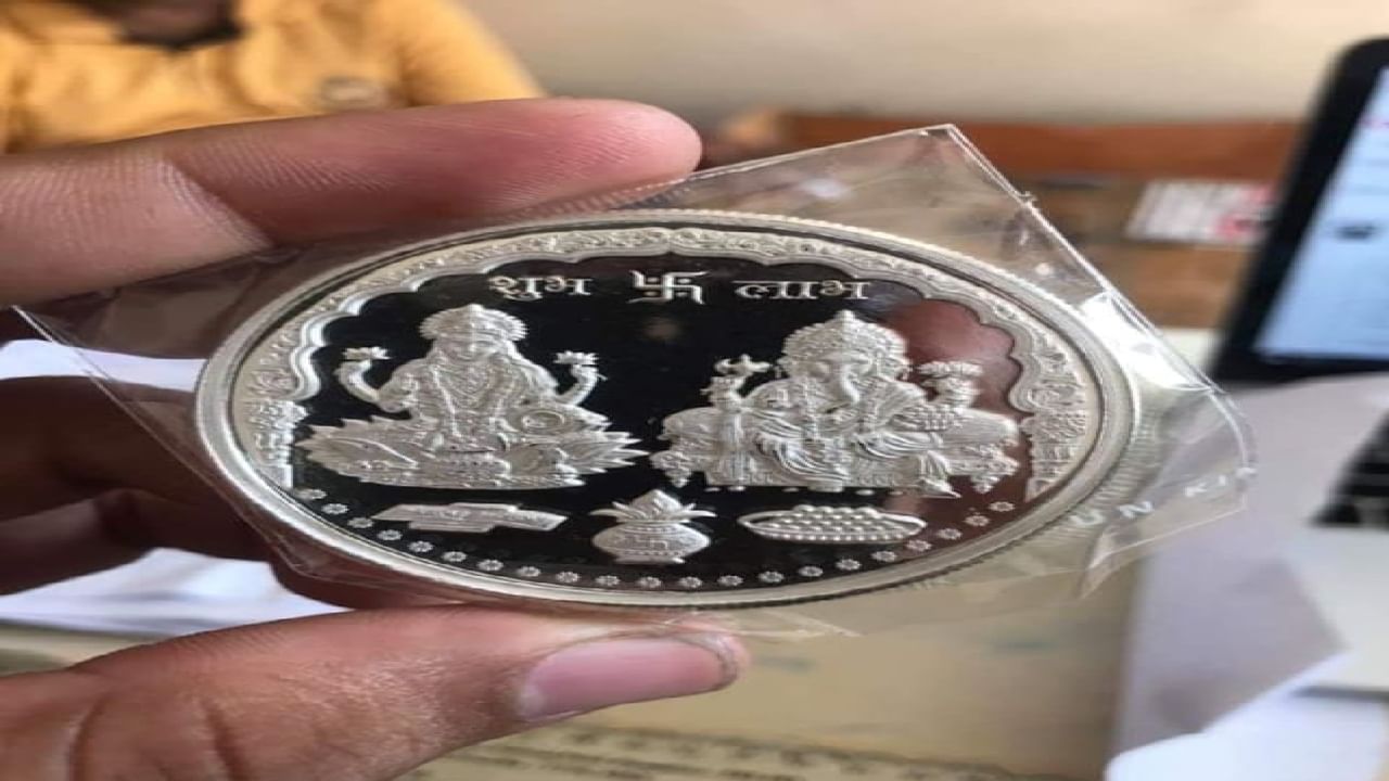 हिंदू धार्मिक शास्त्रांमध्ये चांदीची नाणी शुभ मानली जातात. चांदीची नाणी चंद्राशी संबंधित असल्याचं मानलं जातं.  चांदीची नाणी घरात ठेवल्याने मन शांत राहते. तसेच घरात सकारात्मक ऊर्जा राहते. त्यामुळे तिजोरीत किंवा जिथे पैसे ठेवता तिथे चांदीचे नाणे ठेवा.