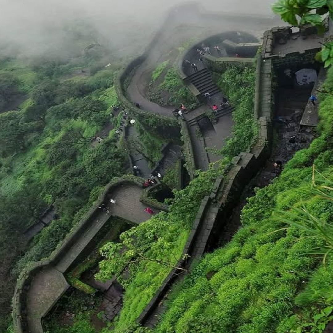  लोहगड किल्ला मुंबई, गोवा आणि पुण्यातील लोकांसाठी खास ठिकाण आहे. या किल्ल्यात छत्रपती शिवाजी महाराजांनी त्यांचा  खजिना ठेवल्याचं सांगितलं जातं. किल्ल्यात अनेक प्राचीन मंदिरं आहेत, त्यापैकी शिवमंदिर आणि हनुमान मंदिर प्रमुख मानले जातात.