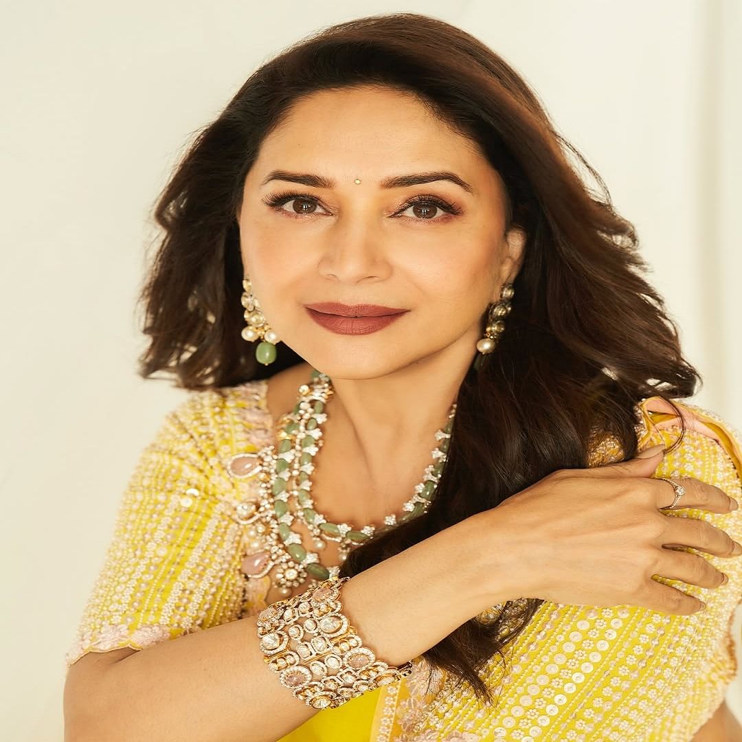 पिवळ्या लेहेंग्यामध्ये  बॉलिवूडच्या धकधक गर्लचं सौंदर्य फुलून दिसत आहे. अभिनेत्री माधुरी दीक्षित कामय तिच्या सौंदर्यामुळे आणि सिनेमांमुळे चर्चेत असते. सध्या अभिनेत्री फोटोंमुळे चर्चेत आली आहे.