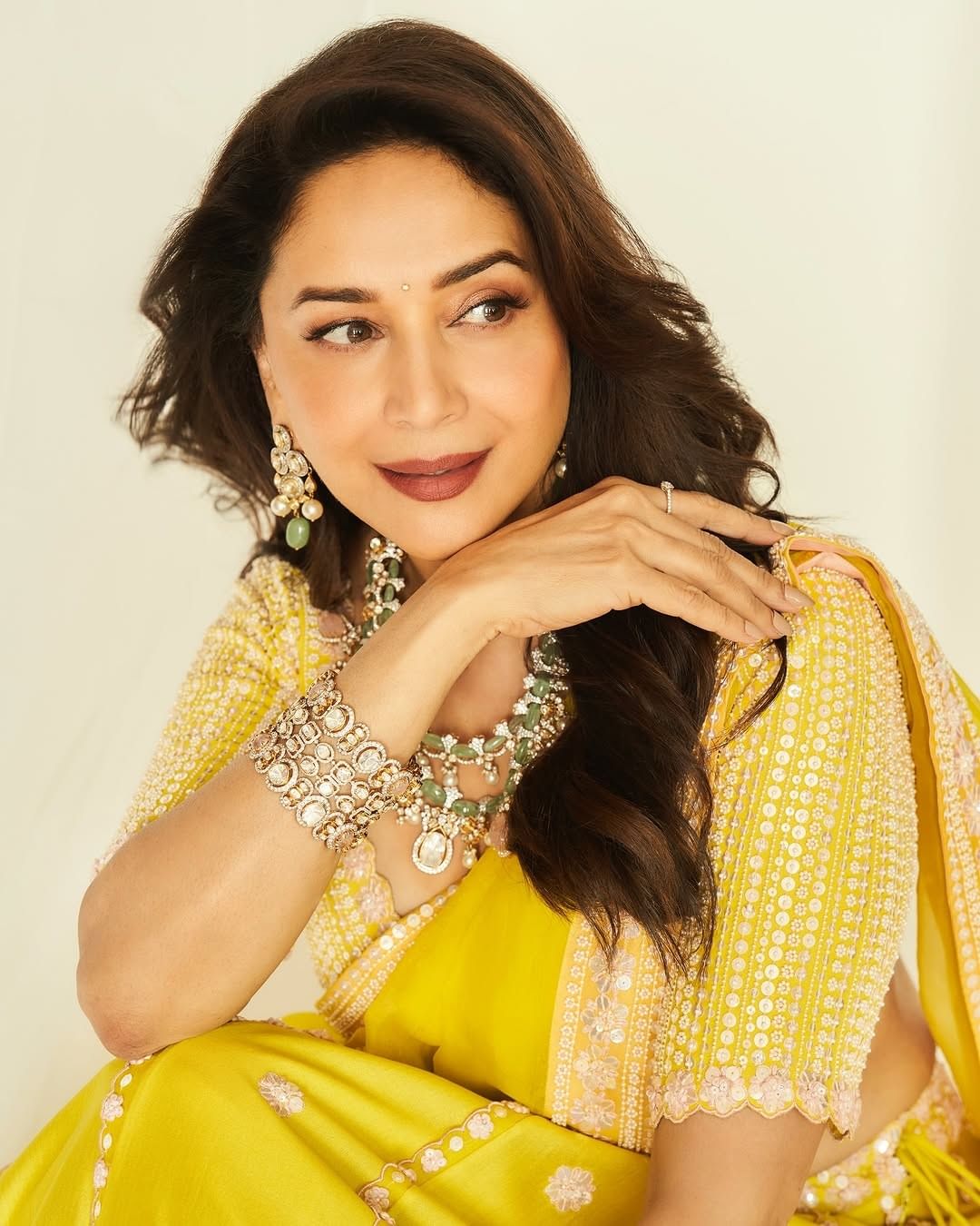 सध्या सर्वत्र अभिनेत्रीच्या फोटोंची चर्चा रंगली आहे. सोशल मीडियावर देखील माधुरीच्या फोटोंची चर्चा रंगली आहे. पन्नाशीत देखील अभिनेत्रीचं सौंदर्य कमी झालेलं नाही.