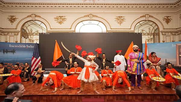 छत्रपती शिवाजी महाराज यांच्या जयंती निमित्त जन्मस्थळावर नतमस्तक होण्यासाठी राज्यातून अनेक शिवभक्त किल्ले शिवनेरीवर दाखल झाले. पण फक्त महाराष्ट्राचेच नव्हे तर अमेरिकेत देखील शिवजयंती साजरी करण्यात आली.