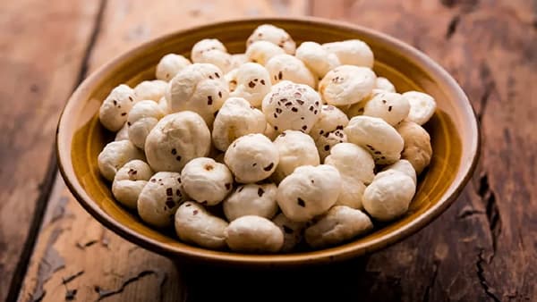 Makhana Face Pack Benefits: चमकदार त्वचेसाठी मखाण्याचा या पद्धतीनं वापर करा...