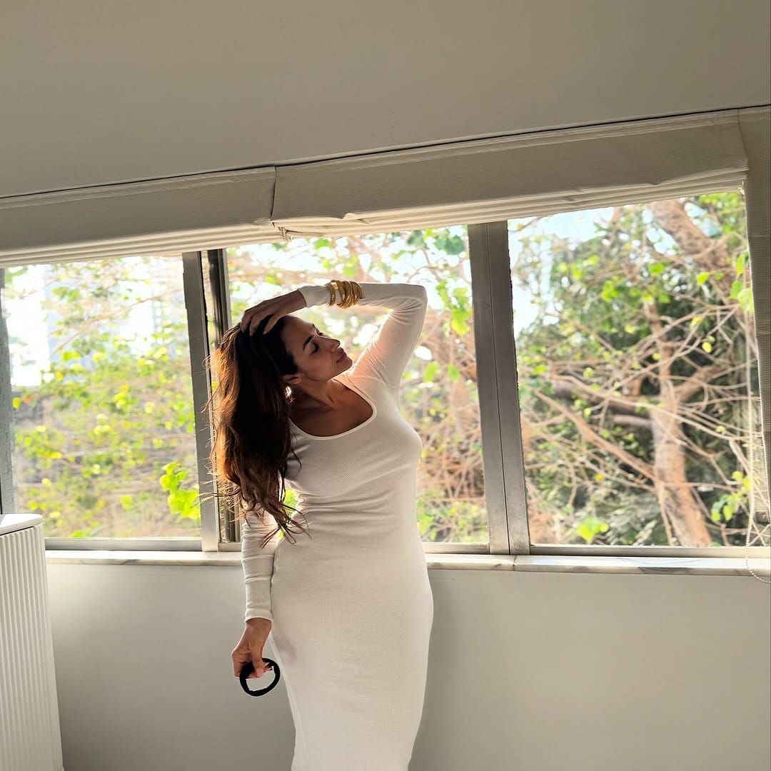 मलायका अरोरा हिचा हा लूक तिच्या चाहत्यांना आवडला असून या फोटोवर लोक मोठ्या प्रमाणात कमेंट करताना दिसत आहेत.