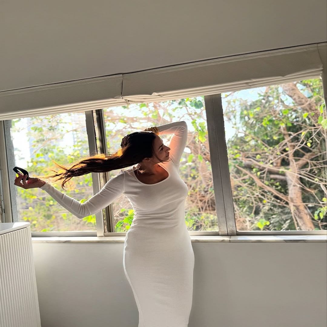 चाहत्यांना देखील अभिनेत्रीच्या अदा प्रचंड आवडल्या आहेत. सध्या सर्वत्र मलायका हिचे काही फोटो तुफान व्हायरल होत आहे.  हटके लूकमध्ये मलायका सर्वांना फॅशन गोल्स देत आहे.