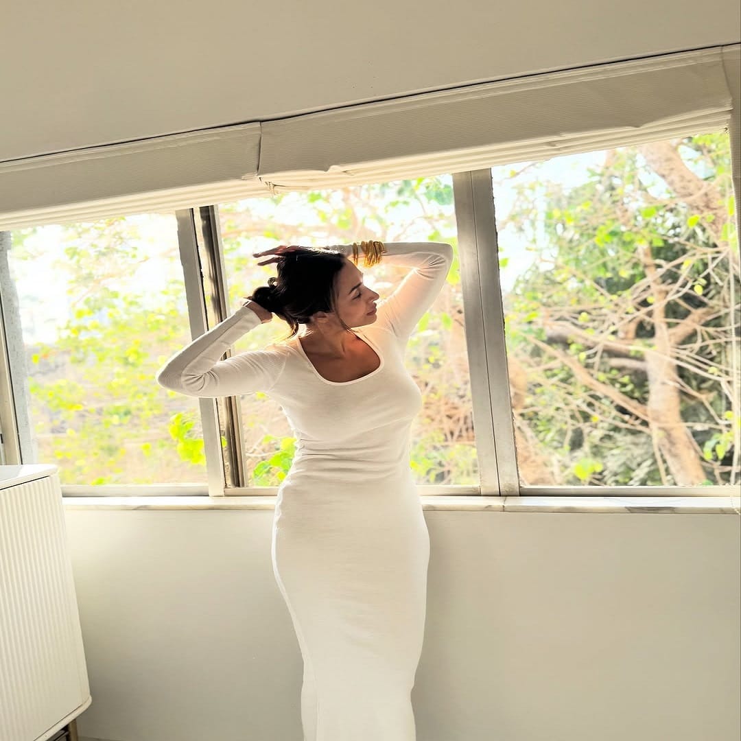 अभिनेत्री मलायका अरोरा हिला आज कोणत्याच ओळखीची गरज नाही. अभिनेत्री कायम कोणत्या न कोणत्या कारणामुळे चर्चेत असते. आता अभिनेत्री नव्या फोटोशूटमुळे चर्चेत आली आहे. 