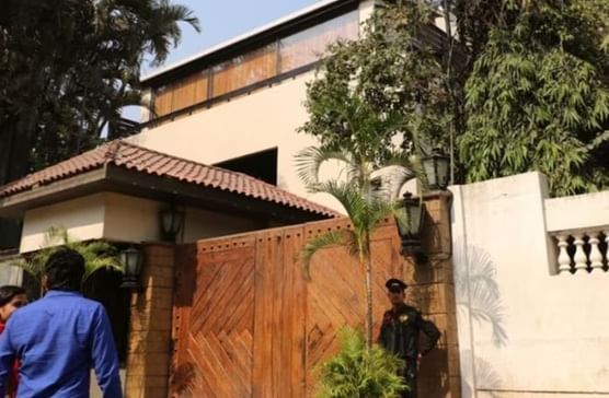 'जलसा' याचा अर्थ जश्न अभिनेता अमिताभ बच्चन यांच्या या बंगल्याचा सुखसोयींची रेलचेल आहे.