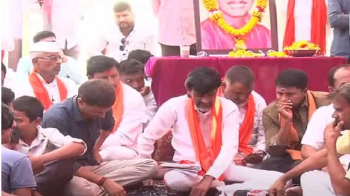 'काळीज असेल ना...', मनोज जरांगे मस्साजोगला देशमुख कुटुंबाच्या भेटीला, थेट बीडच्या जिल्हाधिकाऱ्यांना फोन 'काळीज असेल ना...', मनोज जरांगे मस्साजोगला देशमुख कुटुंबाच्या भेटीला, थेट बीडच्या जिल्हाधिकाऱ्यांना फोन